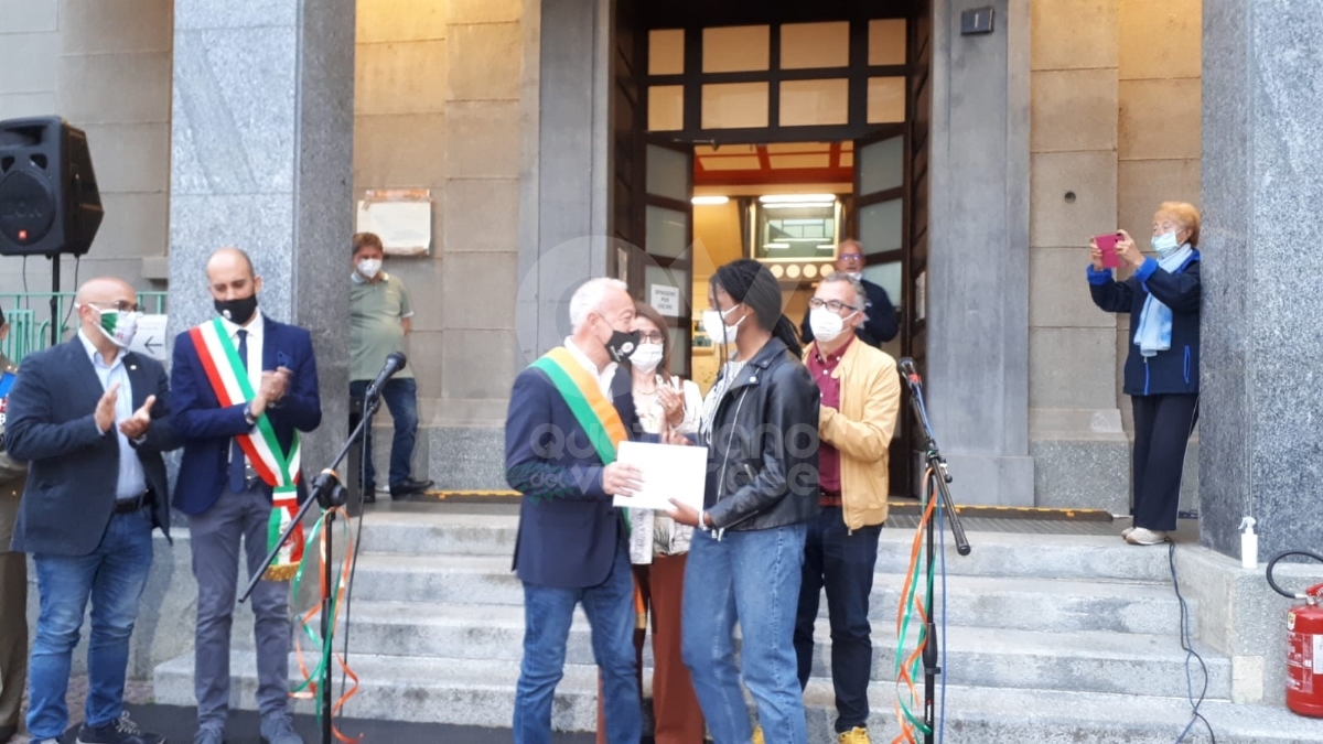 VENARIA - Con il municipio illuminato dal tricolore, la Città ha celebrato la Festa della Repubblica - FOTO