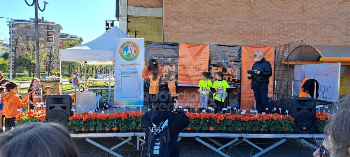 VENARIA - Una marea di gente per la «StraVenaria» e la «21 Reale» - FOTO E VIDEO