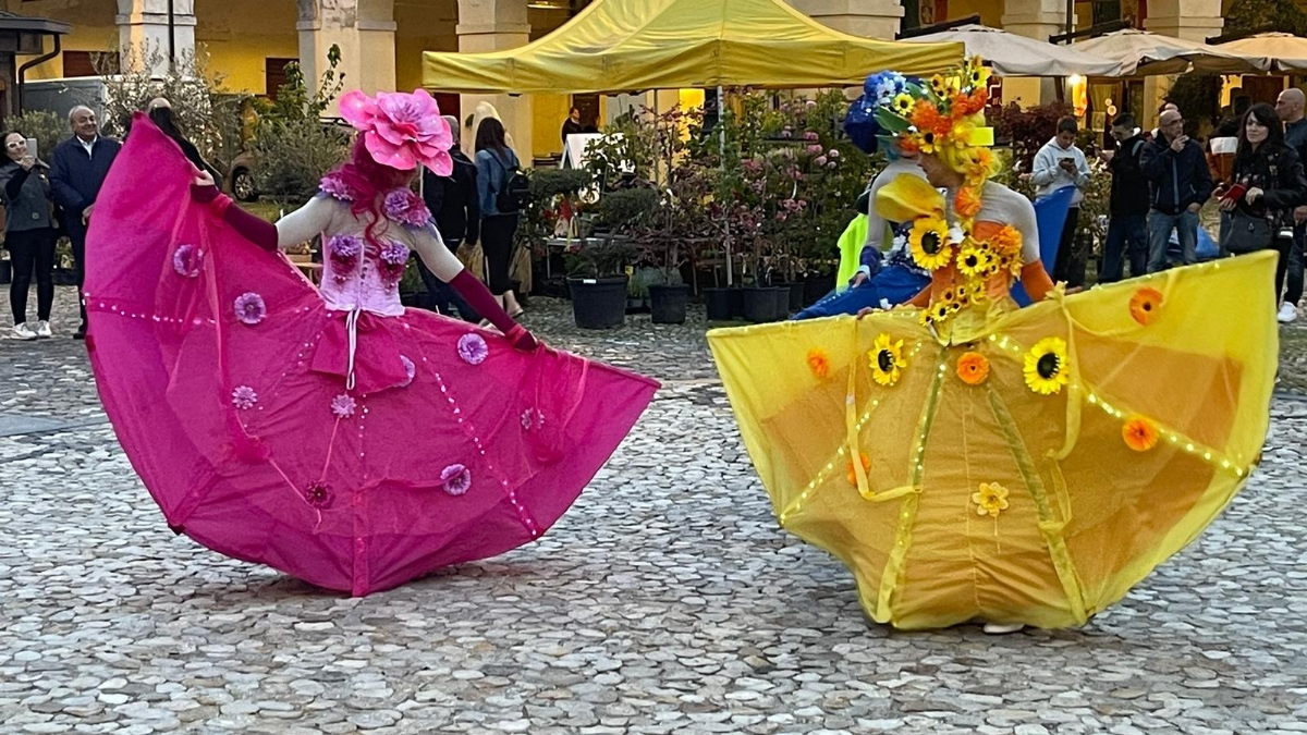 VENARIA - Bagno di folla per la ventesima edizione della «Festa delle Rose» - FOTO