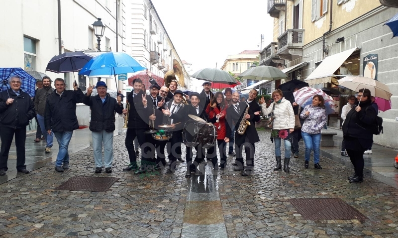 VENARIA - «Festa delle Rose»: un successo a metà per colpa della pioggia