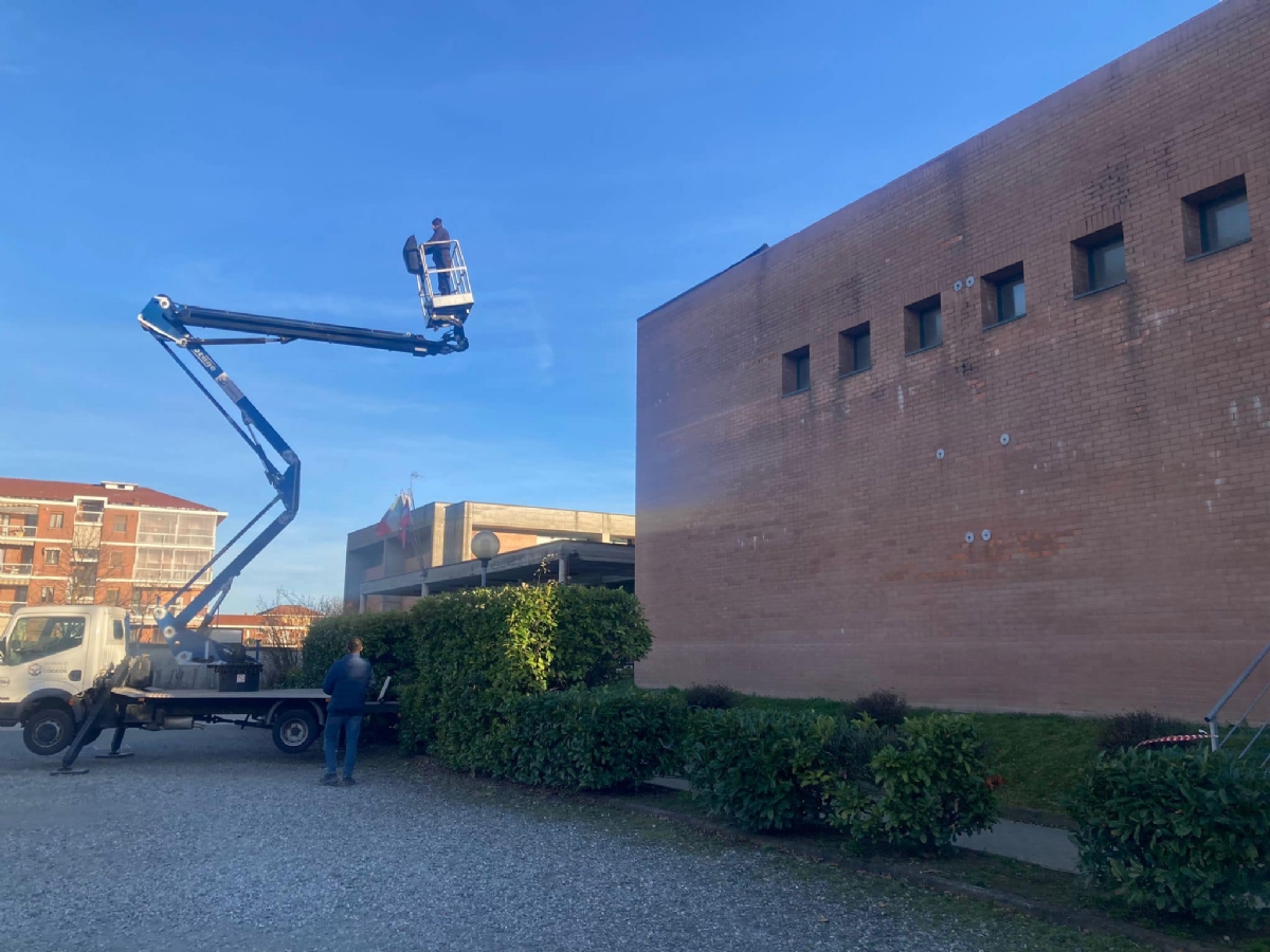 FORTE VENTO A MAPPANO - Staccata una porzione di grondaia dalla scuola media - FOTO