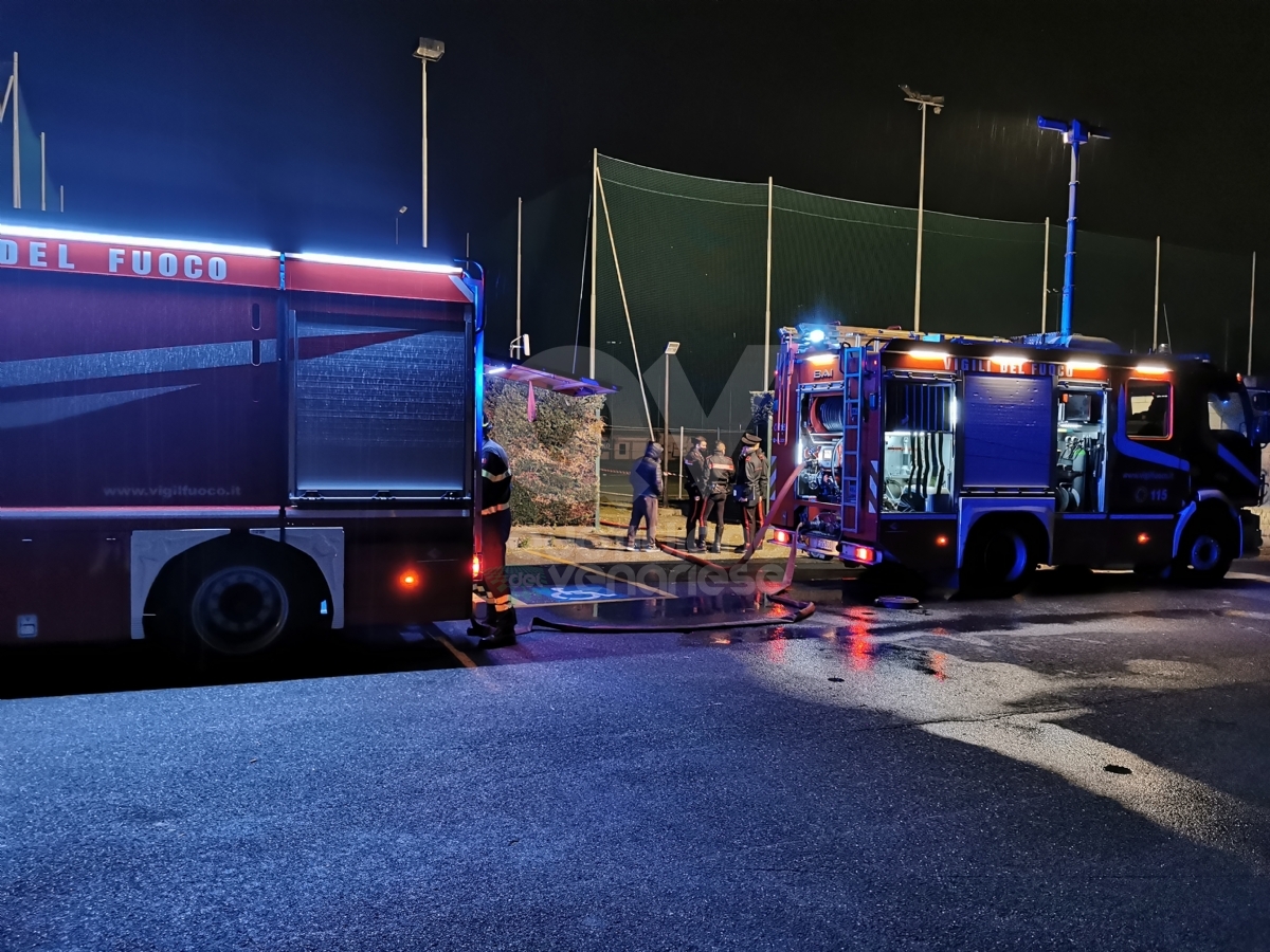 VENARIA - A fuoco gli spogliatoi dello Sport Club: dichiarati inagibili. Indagano i carabinieri - FOTO
