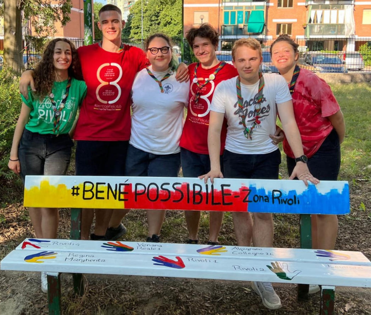 VENARIA - Parco pulito e panchine dipinte grazie al «Gruppo Scout Venaria Reale 1» - FOTO
