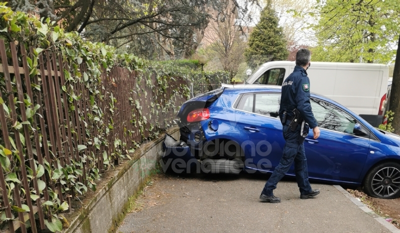 VENARIA - Paura in corso Machiavelli: furgone finisce contro un'auto e sfonda muretto e cancellata