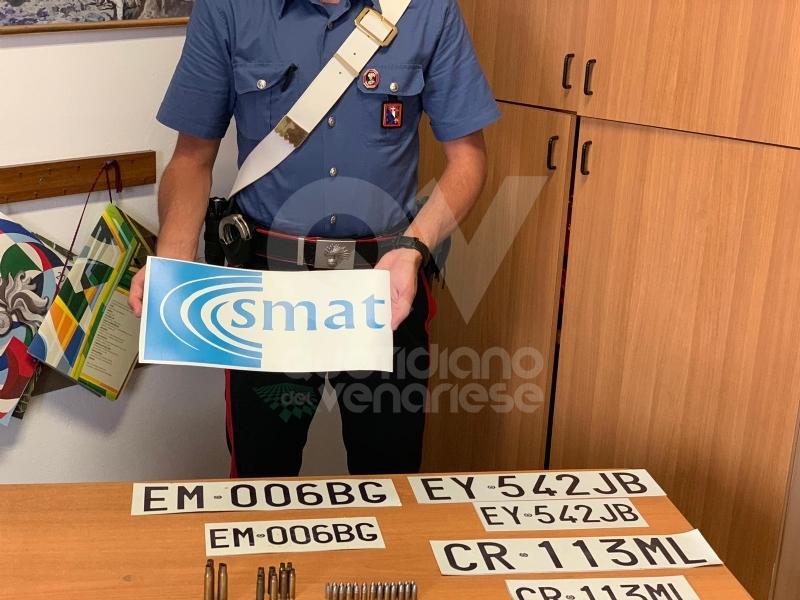 CRONACA - Nella lavatrice il «kit» per truffare gli anziani: targhe e loghi contraffatti di Smat e Regione