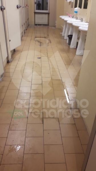 CASELLE - I sindacati: «Il distaccamento dei pompieri aeroportuali insicuro e poco salubre» FOTO