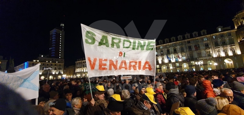 VENARIA - Tante «sardine» venariesi alla manifestazione di questa sera in piazza Castello