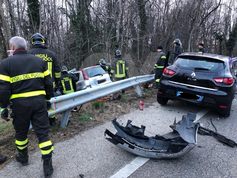 TRAGEDIA A CAFASSE - Scontro fra tre auto, una finisce nella scarpata: morta donna di 60 anni