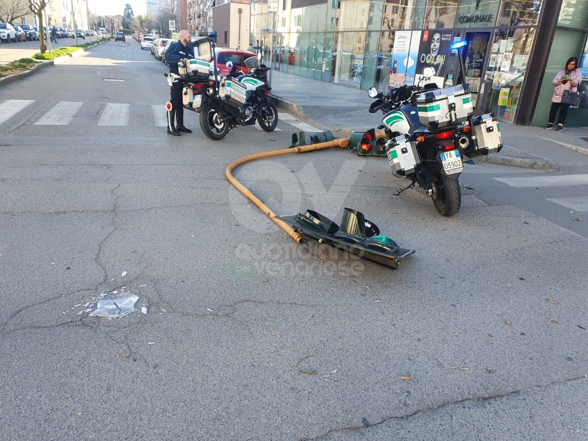 VENTO A VENARIA - Cade a terra il semaforo all'incrocio tra viale Buridani e corso Matteotti - FOTO