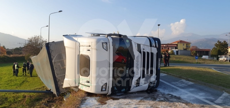 MATHI - Paura in via Torino: tir si ribalta all'uscita dalla rotatoria. Autista illeso