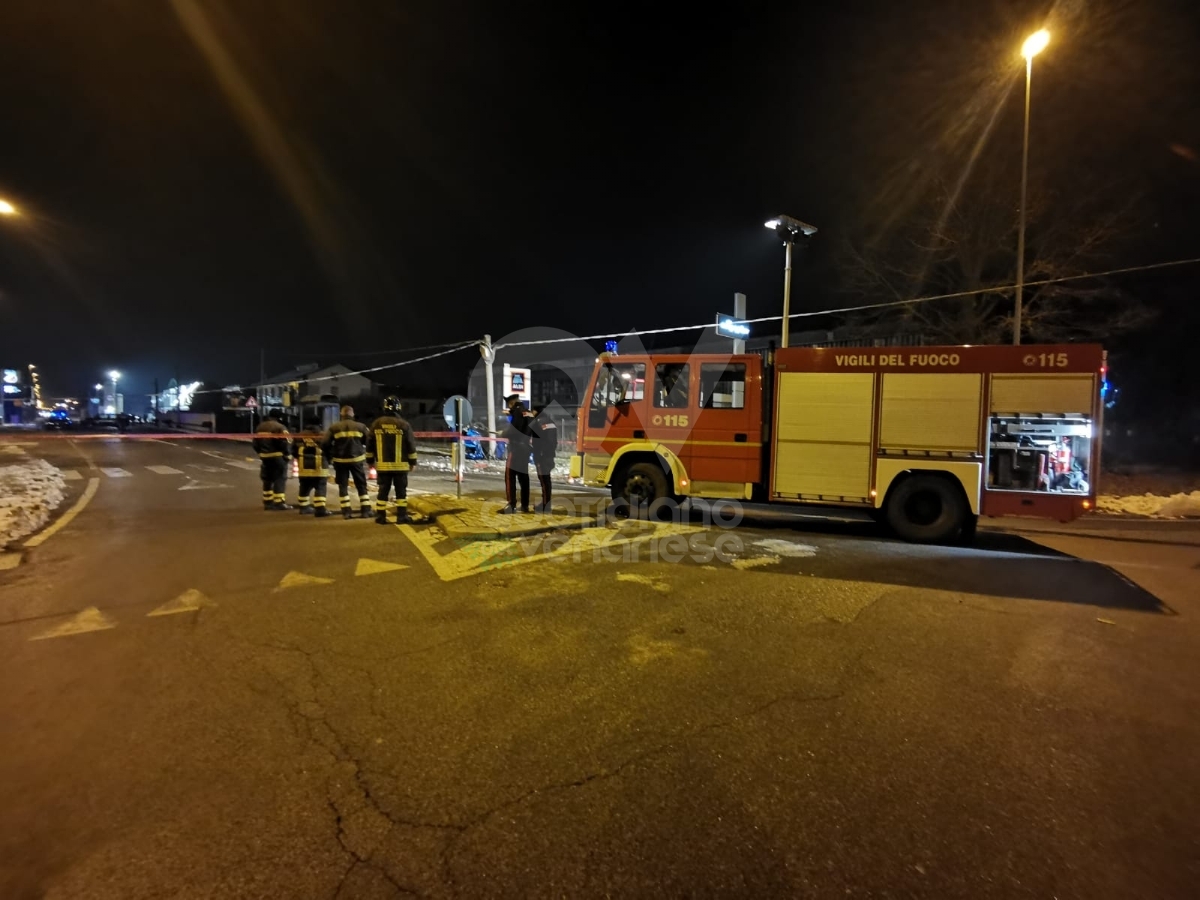 BORGARO - Incidente in via Lanzo: automobilista muore nell'auto che si ribalta e si schianta contro un palo - FOTO