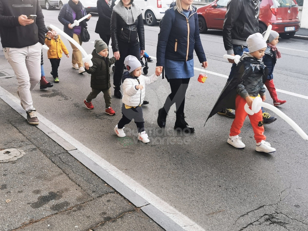 VENARIA - Le «Lanterne di San Martino»: protagonisti i bimbi dell'Asilo di Altessano - FOTO