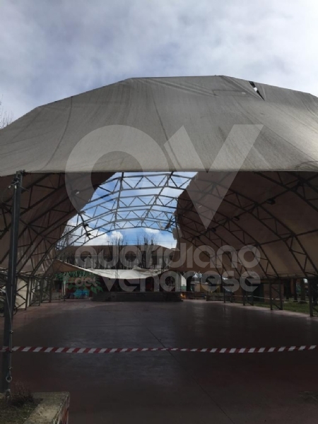 CASELLE - Il forte vento distrugge la tenda della tensostruttura del PratoFiera