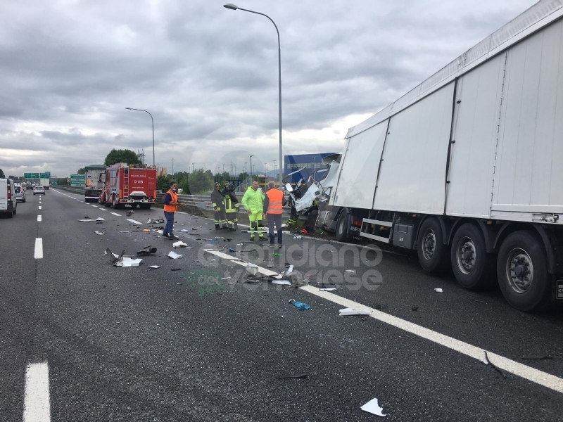 RIVOLI-COLLEGNO - Doppio incidente in tangenziale: auto contro guardrail e tir su una scarpata