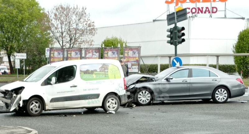 TORINO-VENARIA - Scontro fra due auto all'incrocio: due persone ferite - FOTO