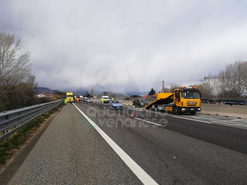 RIVOLI - Scontro fra due tir e un'auto in tangenziale: una persona finisce in ospedale