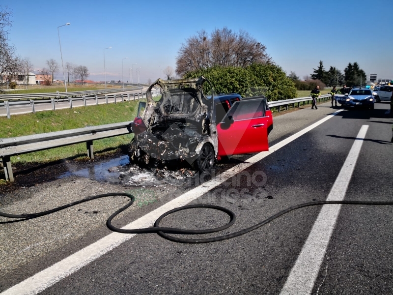 COLLEGNO - Auto prende fuoco durante la marcia sulla Tangenziale - VIDEO
