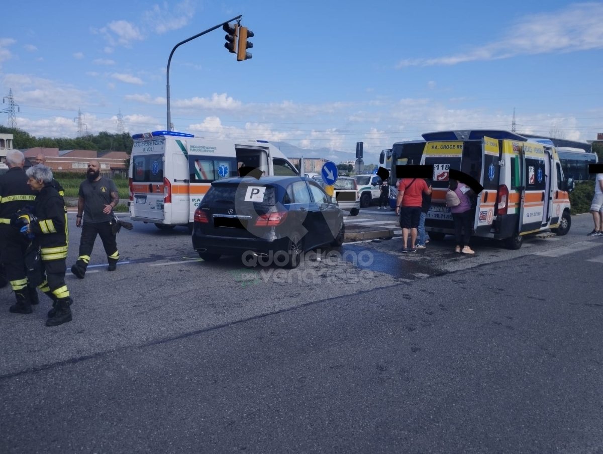 INCIDENTE A VENARIA - Scontro fra due auto in corso Garibaldi: tre feriti - FOTO