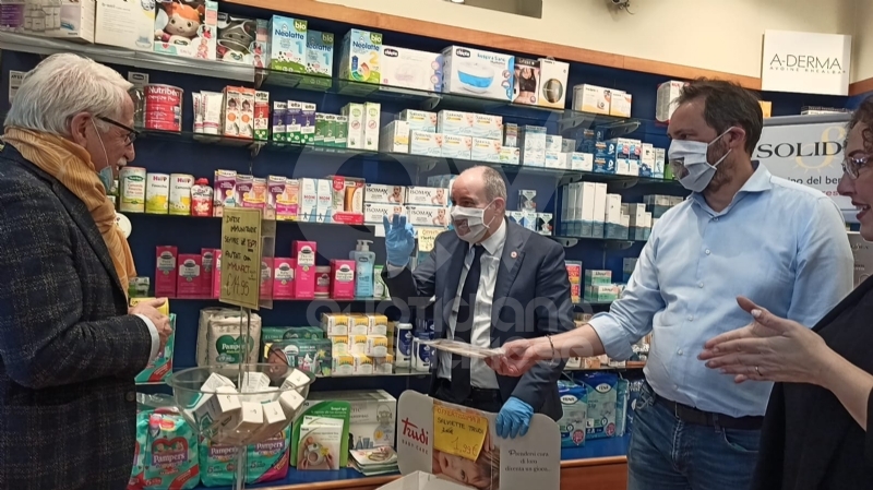 COLLEGNO-GRUGLIASCO - I sindaci consegnano in farmacia le mascherine per persone sorde