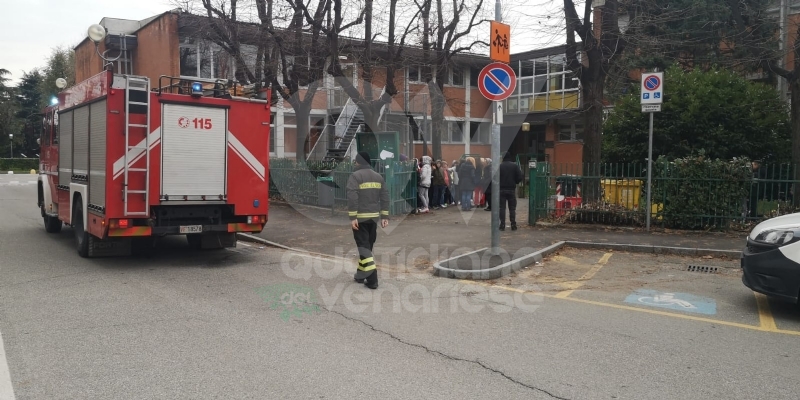 BORGARO - Scuola media evacuata per una sospetta fuga di gas: allievi fatti uscire dal personale scolastico