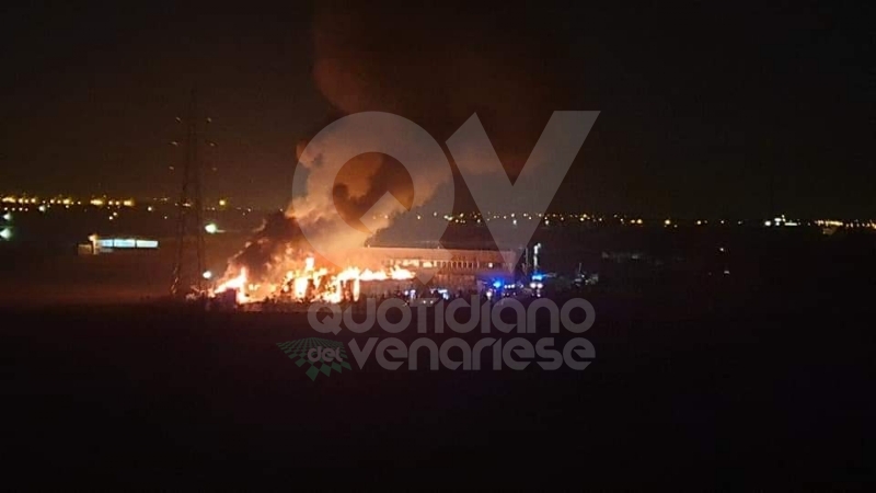 GRUGLIASCO - A fuoco l'azienda che si occupa dei rifiuti: ceneri in strada e sui balconi