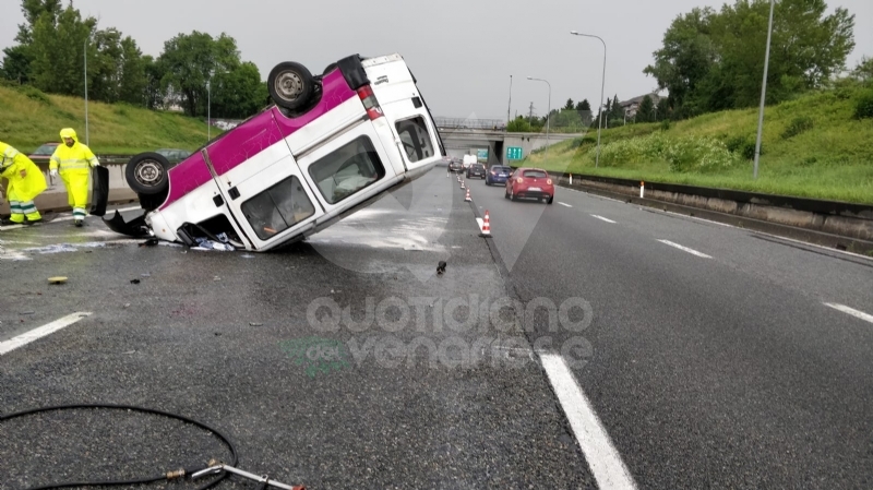 VENARIA REALE - Brutto incidente, tangenziale nord di Torino in tilt: due feriti al Maria Vittoria - FOTO