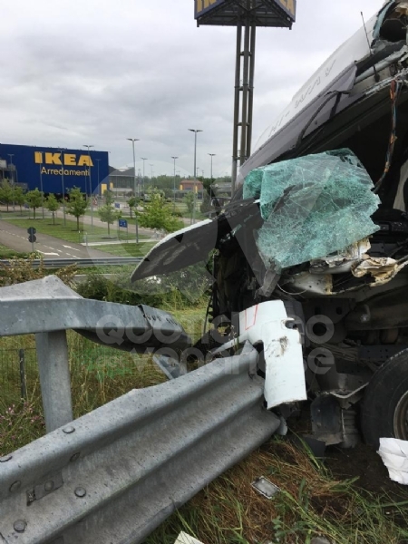 RIVOLI-COLLEGNO - Doppio incidente in tangenziale: auto contro guardrail e tir su una scarpata