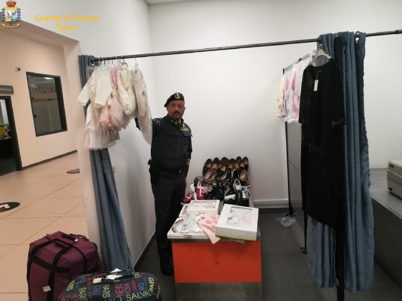 CASELLE - Borse, profumi e abbigliamento di lusso ma tutti falsi: denunciato un 40enne