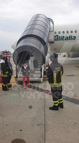 CASELLE - Fiamme sul volo Torino-Roma: evacuati tutti i passeggeri FOTO