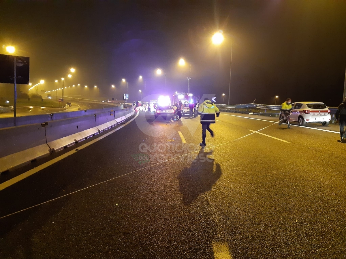 TRAGEDIA A RIVOLI - Il mezzo della Croce Rossa finisce contro il guard-rail: morto 25enne