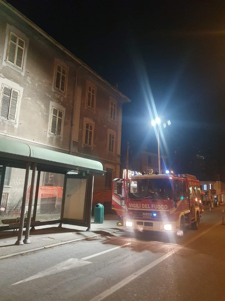 COLLEGNO - Incendio al vecchio deposito Atm, intervento dei vigili del fuoco - FOTO