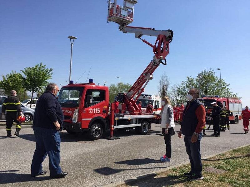 RIVOLI - Il «grazie» di Comune, forze dell'ordine, associazioni e pompieri al personale sanitario - FOTO E VIDEO