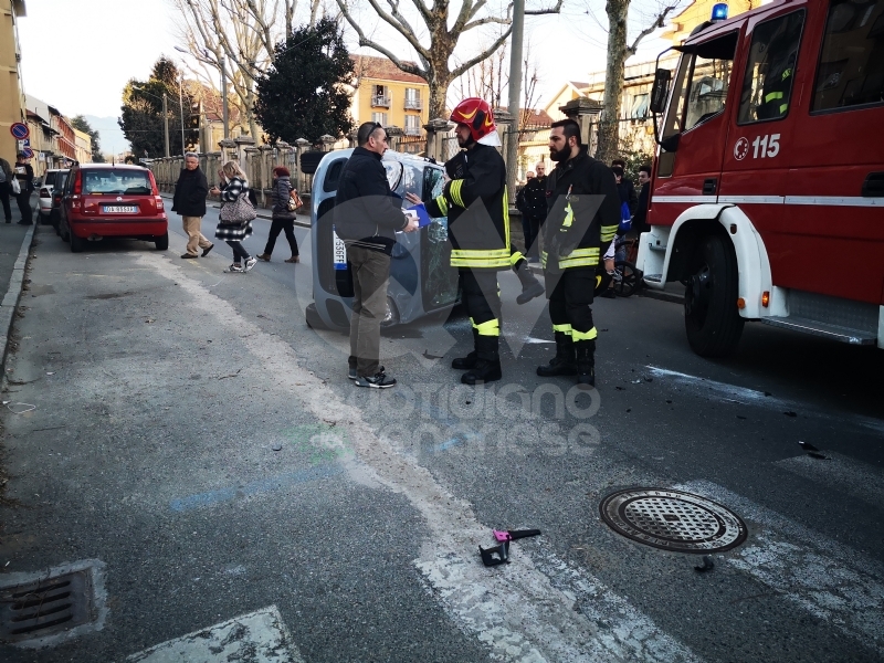 VENARIA - Scontro all'incrocio: auto si ribalta in via Nazario Sauro: una ferita