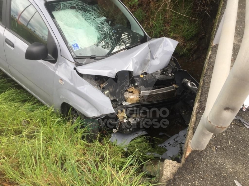 CASELLE - Finisce fuori strada con la sua auto, colpendo un muro del canale irriguo: in ospedale