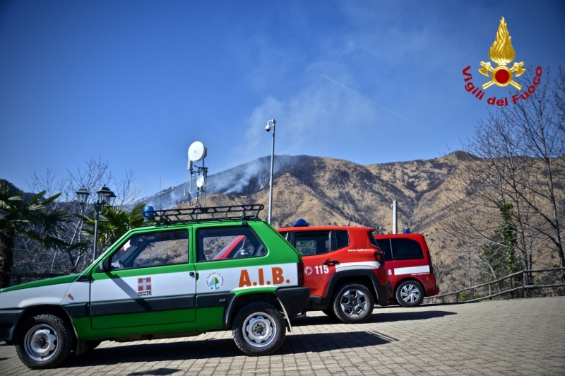 VAL DELLA TORRE - Incendio boschivo: la situazione è in miglioramento. In azione l'elicottero
