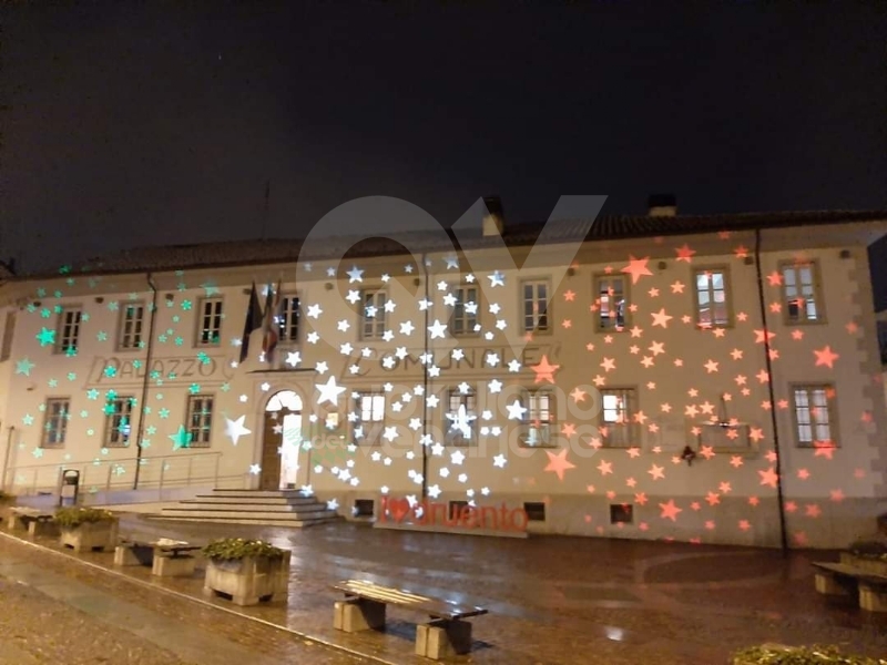 VENARIA-DRUENTO - Si respira l'aria del Natale grazie alle luminarie - FOTO