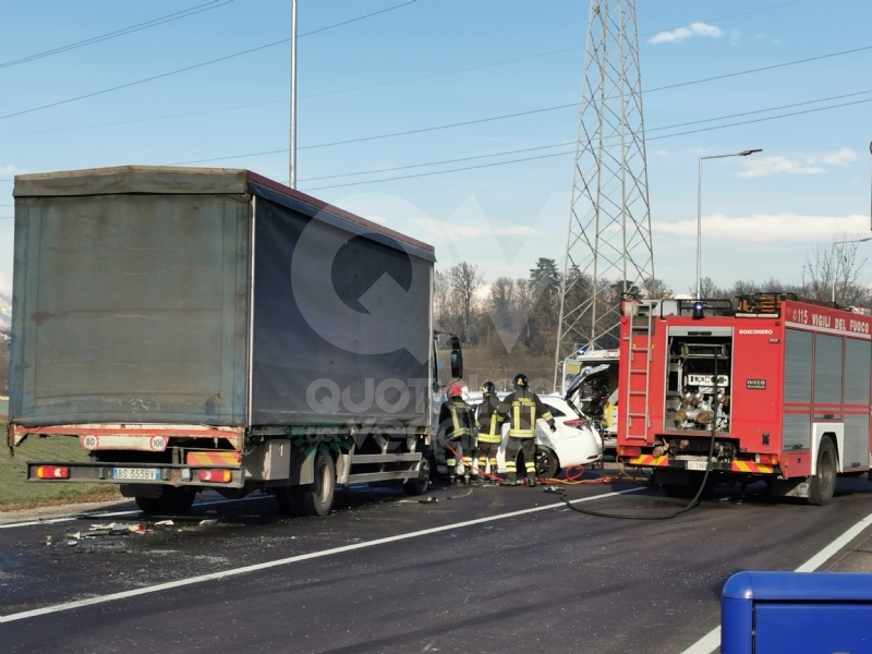 VENARIA - Scontro taxi-camion lungo la provinciale: un ferito FOTO