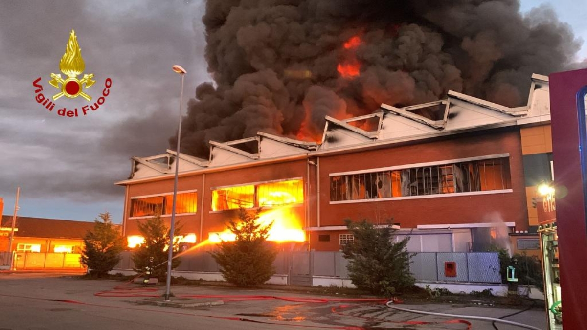 CRONACA - Incendio in un'azienda di trattamento rifiuti a Beinasco: puzza di bruciato fino a Venaria - FOTO
