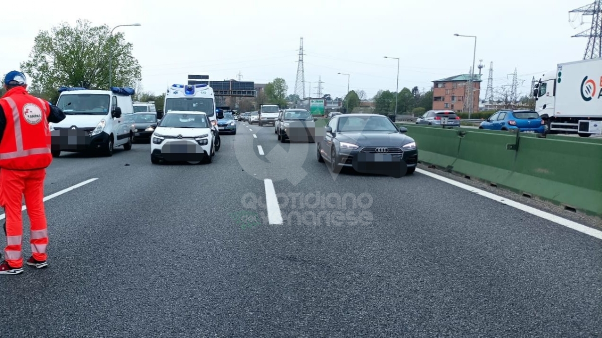 INCIDENTE IN TANGENZIALE A COLLEGNO - Tamponamento fra tre mezzi: un ferito - FOTO