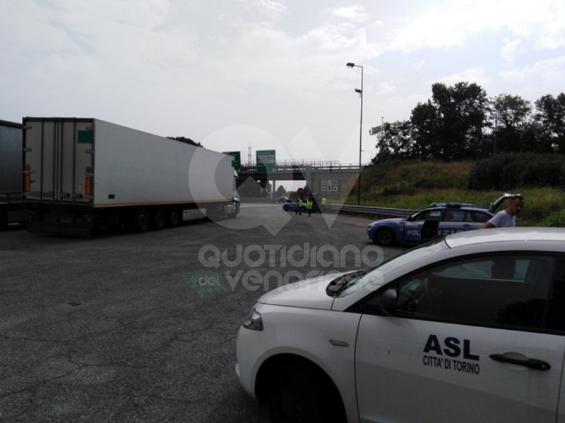 RIVOLI - Alimenti trasportati in tir troppo caldi: sequestrata una tonnellata di merce