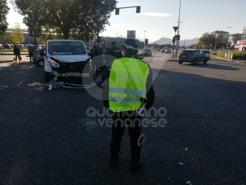 TORINO-VENARIA - Incidente all'incrocio fra strada Altessano e corso Garibaldi: un ferito - FOTO