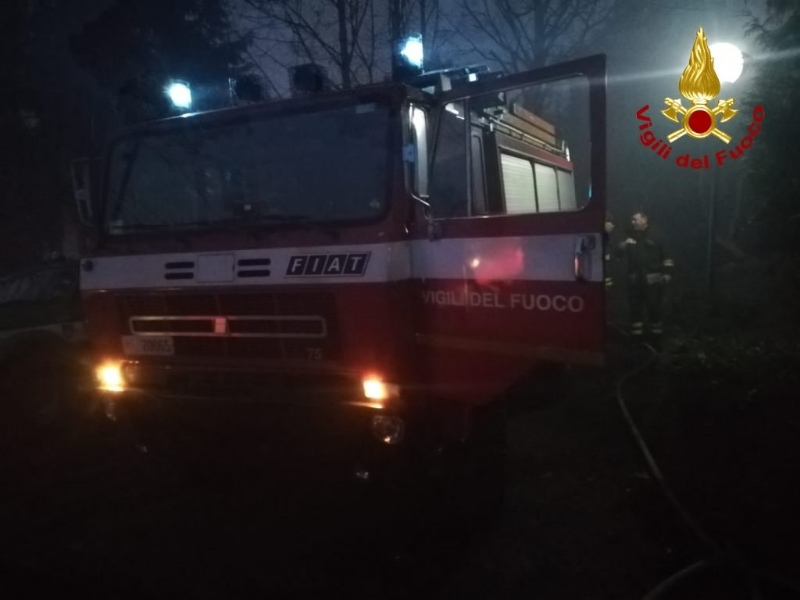 VAL DELLA TORRE - Incendio boschivo: riprese le operazioni, la preoccupazione non diminuisce