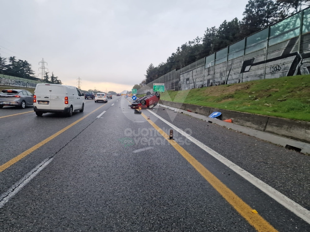 INCIDENTE IN TANGENZIALE A COLLEGNO - Perde il controllo dell'auto e si ribalta - FOTO