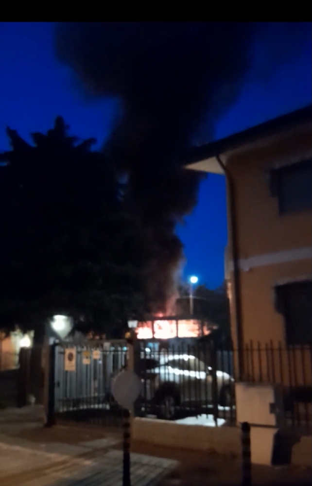 COLLEGNO - Camper a fuoco sotto il cavalcavia di corso Francia: indaga la polizia municipale - FOTO