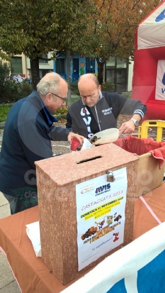 VENARIA - Successo per la «Castagnata» dell'Avis in piazza Pettiti