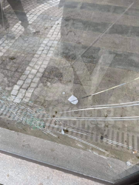 VENARIA - Vandali in azione in piazza Pettiti: danneggiati i vetri dell'area d'accesso ai parcheggi