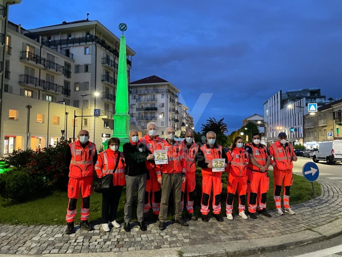 RIVOLI - Buon compleanno Croce Verde: illuminato di verde l'Obelisco - FOTO