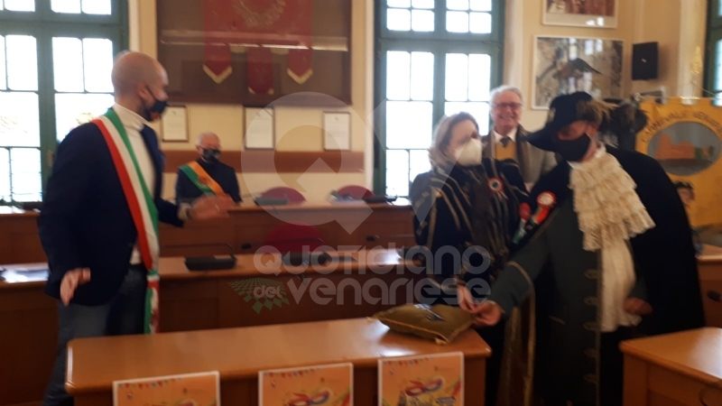 VENARIA - 43esimo Real Carnevale: consegnate le chiavi al Lucio d'la Venaria e alla Castellana