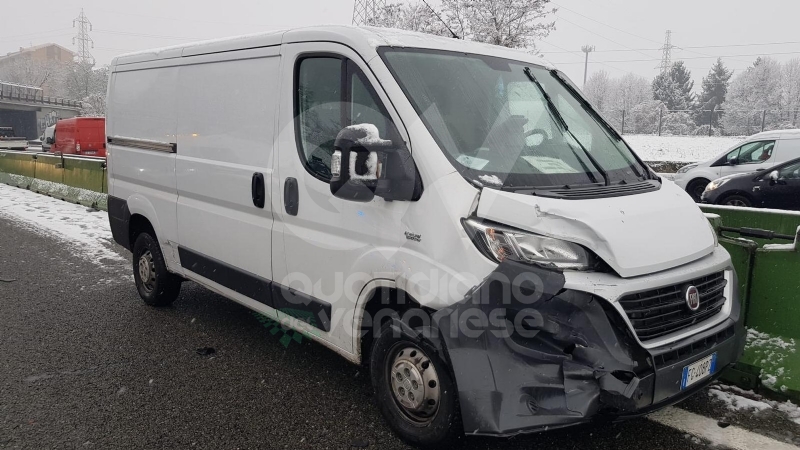 DELIRIO IN TANGENZIALE - Tir in panne e scontro tra due furgoni: caos e code chilometriche