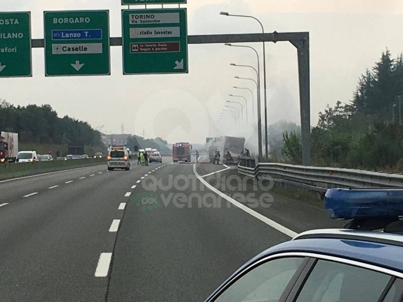 VENARIA-BORGARO - Il motore del tir prende fuoco: caos in tangenziale